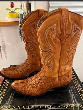 Men's Tan Western Leather Cowboy Boots - Embossed Alligator Pattern